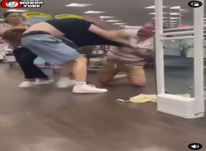Video :Despite his best efforts, a parent is killed by an escalator